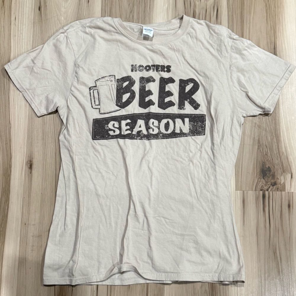 Hooters Beer Season Short Sleeve Shirt Men’s Large